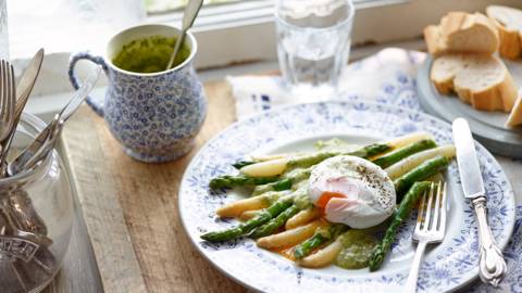 Asparagus with poached eggs and basil